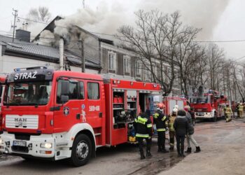 07.02.2021. Piastów. Akcja gaśnicza pożaru kamienicy przy ul. Dworcowej. Podczas przeszukania poddasza znaleziono dwa ciała. W akcji uczestniczy 11 zastępów straży pożarnej / PAP/Wojciech Olkuśnik
