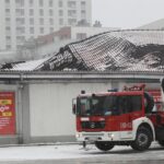 08.02.2021. Warszawa. Dogaszanie pożaru części magazynowej sklepu Lidl / PAP/Albert Zawada