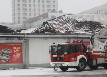 08.02.2021. Warszawa. Dogaszanie pożaru części magazynowej sklepu Lidl / PAP/Albert Zawada
