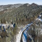 09.02.2021. Lutowiska. Mroźne i słoneczne przedpołudnie po intensywnych opadach śniegu w Lutowiskach w Bieszczadach / Darek Delmanowicz / PAP