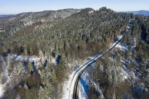 09.02.2021. Lutowiska. Mroźne i słoneczne przedpołudnie po intensywnych opadach śniegu w Lutowiskach w Bieszczadach / Darek Delmanowicz / PAP