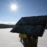 09.02.2021. Lutowiska. Mroźne i słoneczne przedpołudnie po intensywnych opadach śniegu w Lutowiskach w Bieszczadach / Darek Delmanowicz / PAP