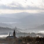 09.02.2021. Lutowiska. Mroźne i słoneczne przedpołudnie po intensywnych opadach śniegu w Lutowiskach w Bieszczadach / Darek Delmanowicz / PAP