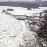 09.02.2021. Płock. Poziom Wisły  przekracza stan alarmowy. Powodem jest zator lodowy na rzece poniżej miasta, w okolicach miejscowości Popłacin / PAP/Szymon Łabiński