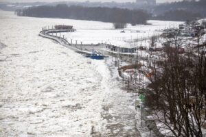 09.02.2021. Płock. Poziom Wisły przekracza stan alarmowy. Powodem jest zator lodowy na rzece poniżej miasta, w okolicach miejscowości Popłacin / PAP/Szymon Łabiński