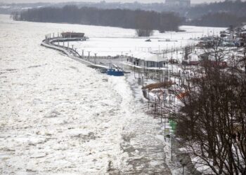 09.02.2021. Płock. Poziom Wisły  przekracza stan alarmowy. Powodem jest zator lodowy na rzece poniżej miasta, w okolicach miejscowości Popłacin / PAP/Szymon Łabiński