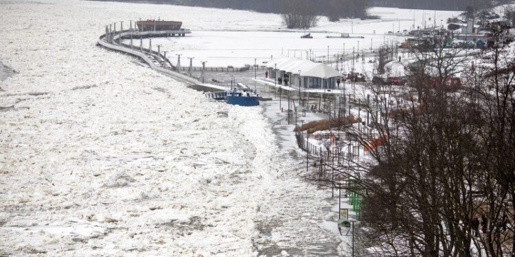 09.02.2021. Płock. Poziom Wisły  przekracza stan alarmowy. Powodem jest zator lodowy na rzece poniżej miasta, w okolicach miejscowości Popłacin / PAP/Szymon Łabiński