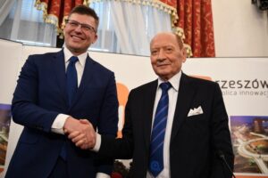 10.02.2021. Rzeszów. Na zdjęciu (od lewej): Marcin Warchoł - wiceminister sprawiedliwości oraz Tadeusz Ferenc - prezydent Rzeszowa / PAP/Darek Delmanowicz