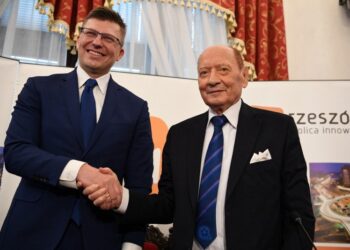 10.02.2021. Rzeszów. Na zdjęciu (od lewej): Marcin Warchoł - wiceminister sprawiedliwości oraz Tadeusz Ferenc - prezydent Rzeszowa / PAP/Darek Delmanowicz
