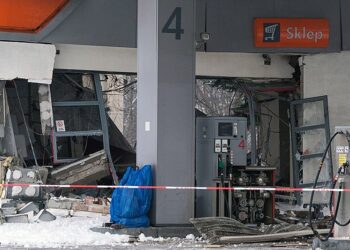 11.02.2021. Sosnowiec. Zniszczenia po eksplozji gazu na stacji benzynowej / Andrzej Grygiel / PAP