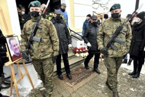 13.02.2021 Wierzchowice (woj. dolnośląskie). Pogrzeb Ryszarda Szurkowskiego / Maciej Kulczyński / PAP