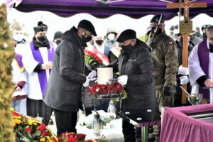 13.02.2021 Wierzchowice (woj. dolnośląskie). Pogrzeb Ryszarda Szurkowskiego / Maciej Kulczyński / PAP
