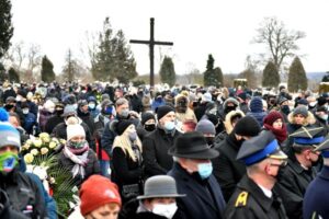 13.02.2021 Wierzchowice (woj. dolnośląskie). Pogrzeb Ryszarda Szurkowskiego / Maciej Kulczyński / PAP