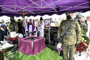 13.02.2021 Wierzchowice (woj. dolnośląskie). Pogrzeb Ryszarda Szurkowskiego / Maciej Kulczyński / PAP