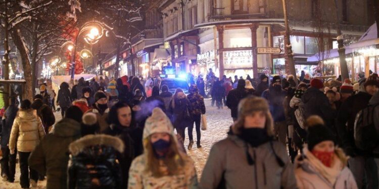 13.02.2021 Zakopane. Tłumy turystów na Krupówkach / Grzegorz Momot / PAP