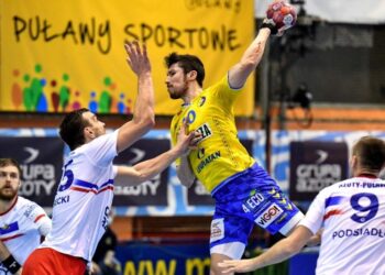 14.02.2021. Puławy. Mecz Łomża Vive Kielce - Azoty Puławy. Na zdjęciu (w środku): Alex Dujszebajew / PAP/Wojtek Jargiło