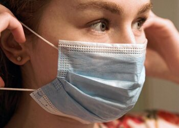 Koronawirus w Polsce. Minister zdrowia zapowiedział, że w najbliższych dniach zostanie zniesiona możliwość zastępowania maseczek takimi surogatami jak przyłbica czy szalik i chusta, które nie stanowią skutecznego zabezpieczenia przed koronawirusem / Darek Delmanowicz / PAP