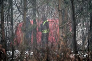 23.02.2021. Pszczyna. Miejsce wypadku prywatnego śmigłowca w pobliżu rzeki Dokawy w okolicach Pszczyny. W wypadku zginęły dwie z czterech osób lecących śmigłowcem, dwie pozostałe trafiły do szpitala / Andrzej Grygiel / PAP