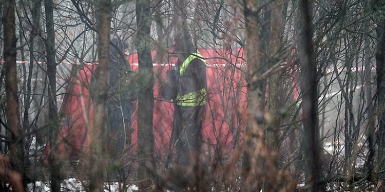 23.02.2021. Pszczyna. Miejsce wypadku prywatnego śmigłowca w pobliżu rzeki Dokawy w okolicach Pszczyny. W wypadku zginęły dwie z czterech osób lecących śmigłowcem, dwie pozostałe trafiły do szpitala / Andrzej Grygiel / PAP