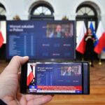 24.02.2021. Warszawa. Koronawirus w Polsce. Minister zdrowia Adam Niedzielski (na ekranie) podczas konferencji prasowej w siedzibie resortu w Warszawie / Radek Pietruszka / PAP