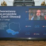 24.02.2021. Warszawa. Koronawirus w Polsce. Minister zdrowia Adam Niedzielski (na ekranie) podczas konferencji prasowej w siedzibie resortu w Warszawie / Radek Pietruszka / PAP