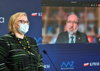 24.02.2021. Warszawa. Koronawirus w Polsce. Minister zdrowia Adam Niedzielski (na ekranie) oraz krajowy konsultant w dziedzinie epidemiologii Iwona Paradowska-Stankiewicz (z lewej) podczas konferencji prasowej w siedzibie resortu w Warszawie / Radek Pietruszka / PAP