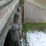 23.01.2021. Brody. Kamienna tama wodna wybudowana w 1840 roku / Robert Felczak / Radio Kielce