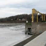 23.01.2021. Brody. Zapora i elektrownia wodna na rzece Kamiennej / Robert Felczak / Radio Kielce