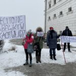 10.02.2021. Sandomierz. Nadzwyczajna sesja rady miasta. Protest rodziców uczniów Szkoły Podstawowej nr 2, którzy nie zgadzają się przeniesienie placówki do jednego z budynków Szkoły Podstawowej nr 4 / Grażyna-Szlęzak-Wójcik / Radio Kielce