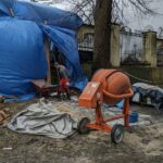 05.02.2021. Kielce. Rozpoczęły się prace przy dziurze w murze Parku Miejskiego w Kielcach / Norbert Orłowicz / Radio Kielce