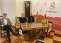 21.02.2021 Sandomierz. Od lewej Marcin Marzec - burmistrz Sandomierza, dr Roman Chyła - współautor publikacji pt. Kazimierz Wielki i Sandomierz, Michał Śmielak - autor powieści kryminalnej ”Znachor”, Grażyna Szlęzak-Wójcik - Radio Kielce / Urząd Miasta Sandomierza