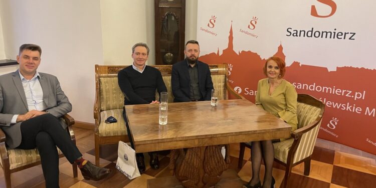 21.02.2021 Sandomierz. Od lewej Marcin Marzec - burmistrz Sandomierza, dr Roman Chyła - współautor publikacji pt. Kazimierz Wielki i Sandomierz, Michał Śmielak - autor powieści kryminalnej ”Znachor”, Grażyna Szlęzak-Wójcik - Radio Kielce / Urząd Miasta Sandomierza