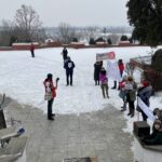 10.02.2021. Sandomierz. Nadzwyczajna sesja rady miasta. Protest rodziców uczniów Szkoły Podstawowej nr 2, którzy nie zgadzają się przeniesienie placówki do jednego z budynków Szkoły Podstawowej nr 4 / Grażyna Szlęzak-Wójcik / Radio Kielce