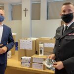 23.02.2021. Sandomierz. Przekazanie środków na walkę z koronawirusem dla instytucji z powiatu sandomierskiego. Na zdjęciu (od lewej): Marcin Piwnik - starosta sandomierski i Piotr Krytusa - komendant powiatowy PSP w Sandomierzu / Grażyna Szlęzak-Wójcik / Radio Kielce