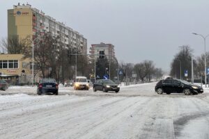 08.02.2021. Kielce. Skrzyżowanie ul. Warszawskiej i Alei Tysiąclecia Państwa Polskiego / Robert Felczak / Radio Kielce