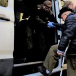 25.02.2021 Kielce i Skarżysko-Kamienna. Terytorialsi pomagający kombatantom w dotarciu do punktów szczepień / ppor. OT Daniel Woś / ŚBOT