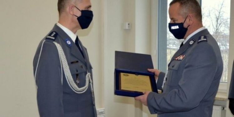 02.02.2021 Kazimierza Wielka. Pożegnanie ze służbą w policji Jakuba Kosinia. Na zdjęciu (od lewej): Jakub Kosiń - p.o. komendanta powiatowego w Kazimierzy Wielkiej i Jarosław Tokarczyk - p.o. komendanta wojewódzkiego policji w Kielcach / KPP Kazimierza Wielka