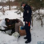 Policjanci z komisariatu w Bielinach zorganizowali pomoc dla bezdomnego / KMP Kielce