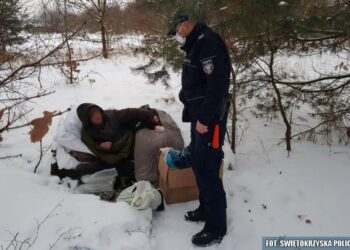 Policjanci z komisariatu w Bielinach zorganizowali pomoc dla bezdomnego / KMP Kielce