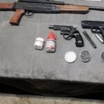 10.02.2021 Końskie. Przedmioty należące do sprawcy strzelaniny / policja