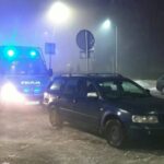 19.02.2021. Funkcjonariusze Oddziału Prewencji Policji w Kielcach zatrzymali trzech mężczyzn, którzy podróżowali samochodem przez centrum Kielc. Dwaj pasażerowie osobowego volkswagena posiadali przy sobie narkotyki. Kierujący, który był pod ich wpływem, próbował uciekać nie zatrzymując się do kontroli / KMP Kielce