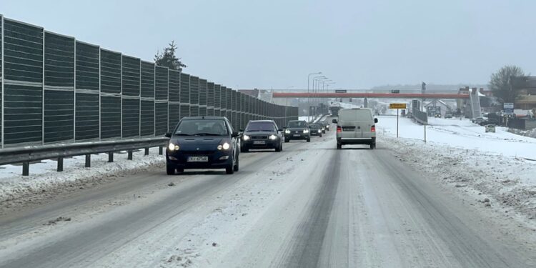 08.02.2021. Zima na drogach. Droga krajowa nr 73 Kielce - Busko-Zdrój - Tarnów / Norbert Orłowicz / Radio Kielce