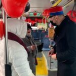 14.02.2021. Sandomierz. „Zakochany autobus”. Na zdjęciu (po prawej): Marcin Marzec - burmistrz Sandomierza / Michał Mendak