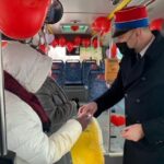 14.02.2021. Sandomierz. „Zakochany autobus”. Na zdjęciu (po prawej): Marcin Marzec - burmistrz Sandomierza / Michał Mendak