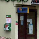 27.02.2021 Ożarów. Automatyczne defibrylatory. Spółdzielnia mieszkaniowa Wzgórze / UM Ożarów