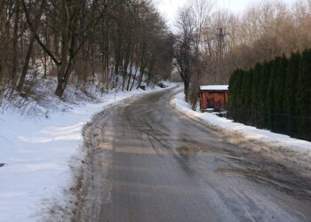 28.02.2021. Bałtów. Droga w kierunku szkoły i pałacu Druckich-Lubeckich / Emilia Sitarska / Radio Kielce