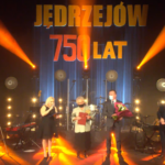 21.02.2021 Jędrzejów. Gala wręczenia statuetek „Jędrzejowianin Roku”. Na zdjęciu od lewej: Barbara Sipa – prowadząca galę, Zdzisława Stępień – laureatka w kategorii działalność społeczna, Adam Smorąg – laureat w kategorii rolnictwo, Marcin Piszczek – burmistrz Jędrzejowa, Robert Kruk – przewodniczący komisji  / Printscreen