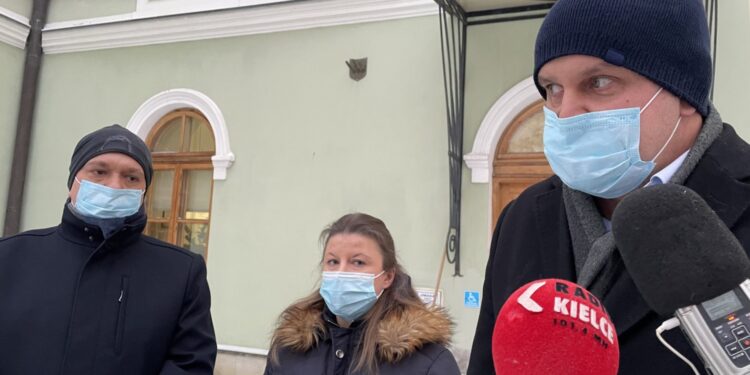 08.02.2021 Sandomierz. Na zdjęciu od lewej Marcin Grębowiec - przewodniczący rady rodziców w Szkole Podstawowej nr 2, Anna Pawlak - członkini rady rodziców, Grzegorz Rogusz - wiceprzewodniczący rady rodziców / Grażyna Szlęzak-Wójcik / Radio Kielce