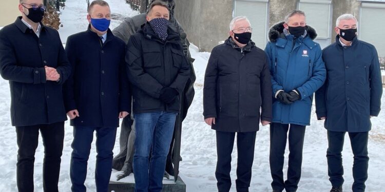 09.02.2021. Chęciny. Na zdjęciu (od lewej): Bartłomiej Orzeł - pełnomocnik premiera ds. czystego powietrza, Robert Jaworski - burmistrz Chęcin, Mirosław Gębski- starosta kielecki, Krzysztof Lipiec - lider świętokrzyskich struktur PiS, Zbigniew Koniusz - wojewoda świętokrzyski i Andrzej Bętkowski - marszałek województwa świętokrzyskiego / Michał Kita / Radio Kielce