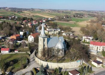 07.04.2020 Działoszyce. Kościół / Jarosław Kubalski / Radio Kielce